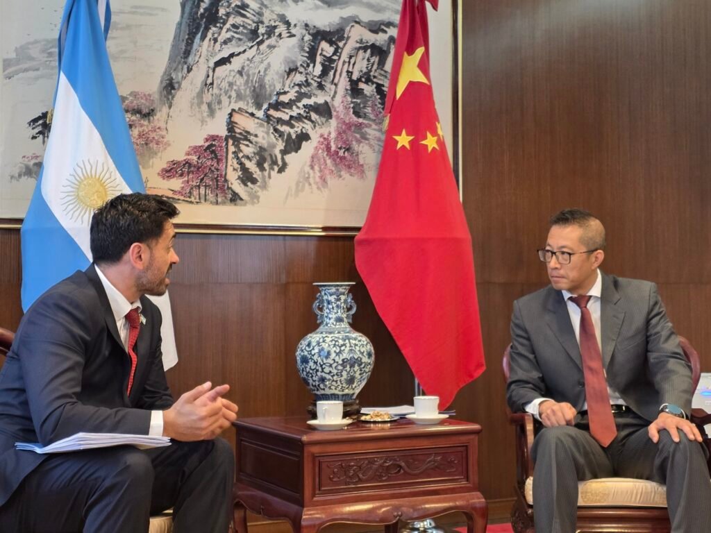 El intendente Iván Villagrán reunido con el embajador de China, Wang Wei, en la Embajada